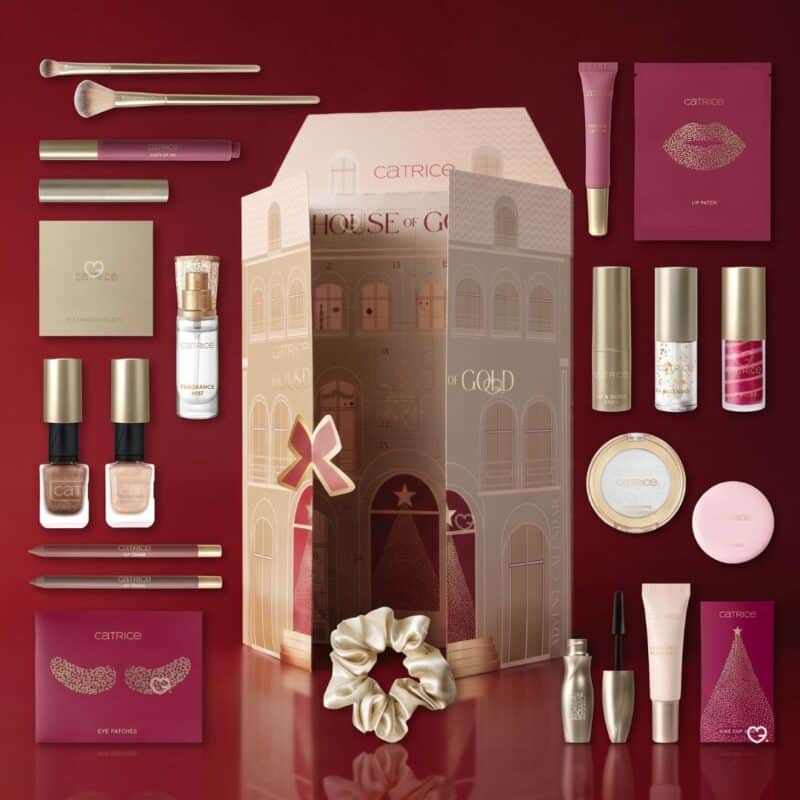 Catrice Adventskalender 2026 Make-up-Produkte vor rotem Hintergrund ausgebreitet