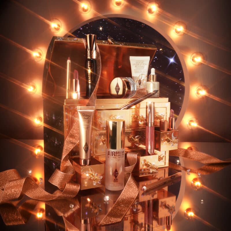 Charlotte Tilbury Adventskalender 2025 in goldener Box mit 12 luxuriösen Make-up- und Skincare-Bestsellern, teils Full-Size.