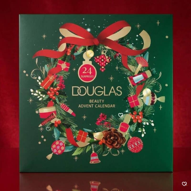 Douglas Beauty Adventskalender 2026 Verpackung vor rotem Hintergrund