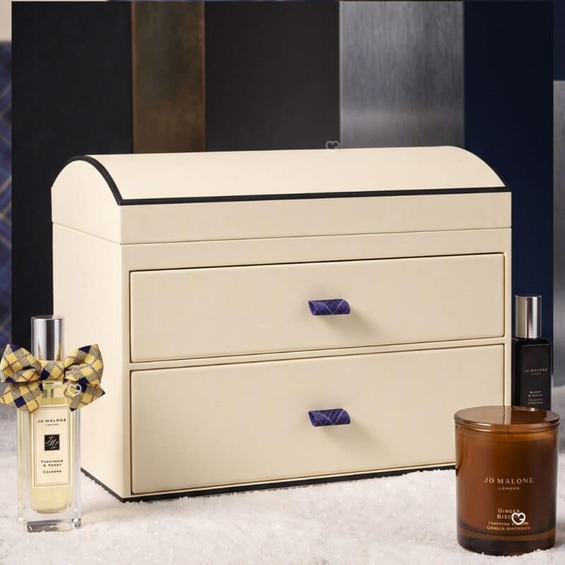 Jo Malone Adventskalender 2026, winterliche Szene mit Tartan-Söckchen