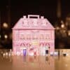 Lancôme Adventskalender 2026, die geschlossene Fassade mit den davor aufgereihten Beauty-Produkten