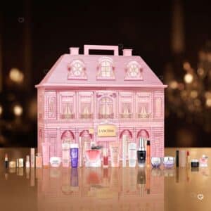 Lancôme Adventskalender 2026, die geschlossene Fassade mit den davor aufgereihten Beauty-Produkten