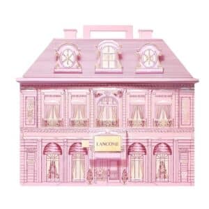 Lancôme Adventskalender 2026, die geschlossene rosafarbene Haus-Box vor weißem Hintergrund