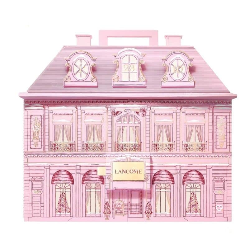 Lancôme Adventskalender 2026, die geschlossene rosafarbene Haus-Box vor weißem Hintergrund