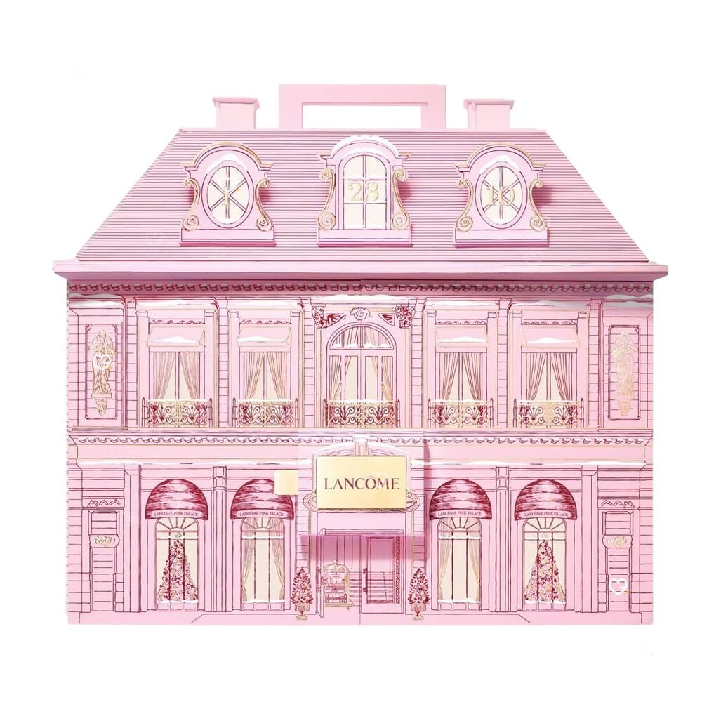 Lancôme Adventskalender 2026, die geschlossene rosafarbene Haus-Box vor weißem Hintergrund