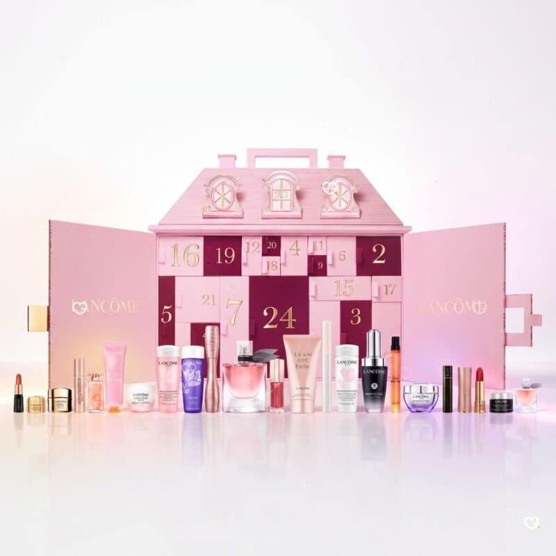 Vollständiger Inhalt des Lancôme Adventskalenders 2026, das geöffnete Haus mit den 24 Beauty-Ueberraschungen