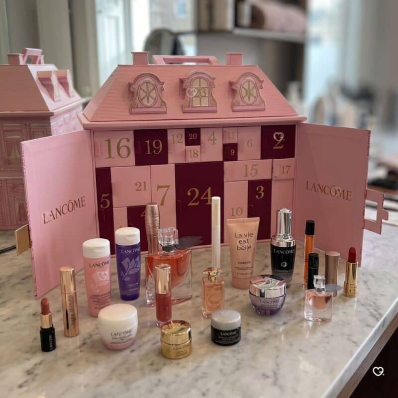 Lancôme Adventskalender 2026 in Szene auf einer Marmor-Arbeitsplatte