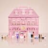 Lancôme Adventskalender 2026 mit den aufgereihten Lancôme-Pflege- und Make-up-Produkten im Studio