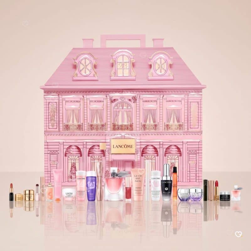 Lancôme Adventskalender 2026 mit den aufgereihten Lancôme-Pflege- und Make-up-Produkten im Studio