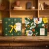 L'Occitane Adventskalender 2026, Klassische und Prestige Edition nebeneinander im Regal
