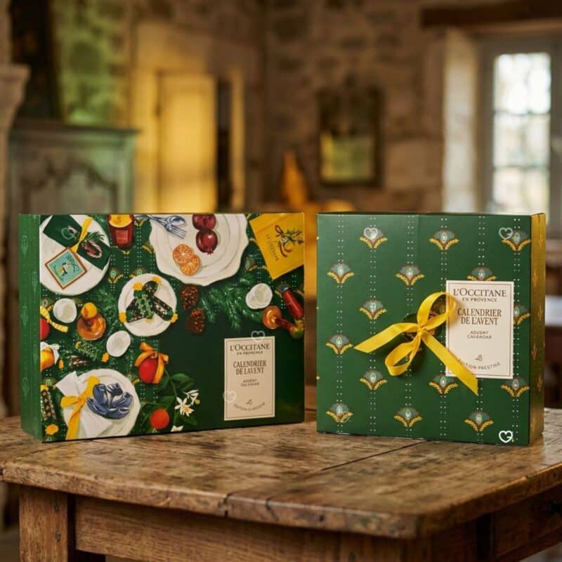 L'Occitane Adventskalender 2026 Klassische und Prestige Edition auf rustikalem Tisch