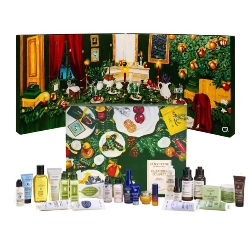 Geöffneter L'Occitane Adventskalender 2026 mit bemaltem Innendekor im provenzalischen Stil