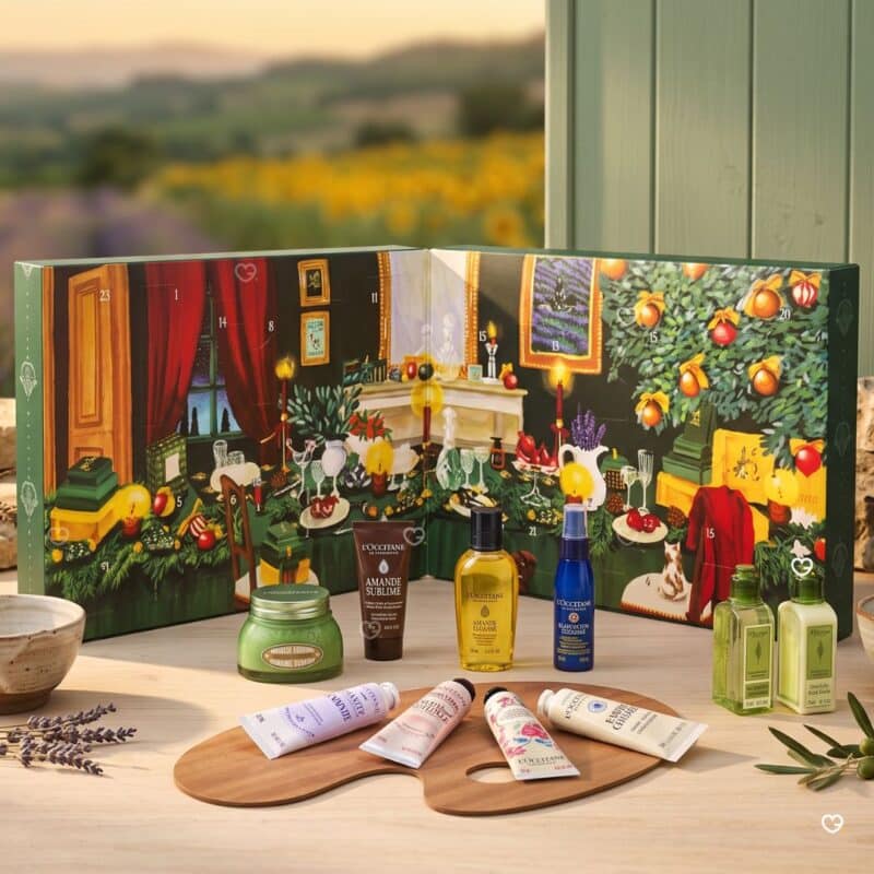 Geöffneter L'Occitane Adventskalender 2026 mit Pflegeprodukten vor provenzalischer Kulisse
