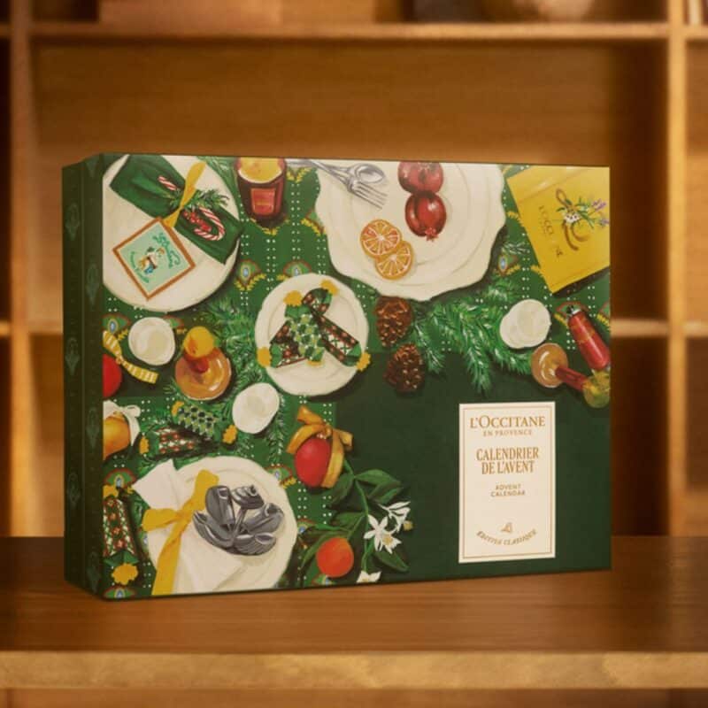 L'Occitane Adventskalender 2026 geöffnet mit Pflegeprodukten auf einem Holztisch