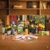 L'Occitane Pflege-Adventskalender 2026 geöffnet mit aufgereihten Reisegrößen-Produkten
