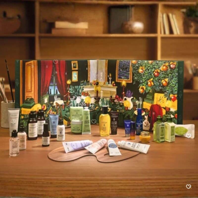 L'Occitane Pflege-Adventskalender 2026 geöffnet mit aufgereihten Reisegrößen-Produkten