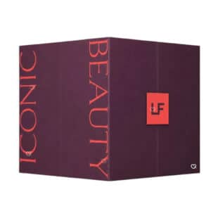 LOOKFANTASTIC Adventskalender 2026, geschlossener Écrin ICONIC BEAUTY vor weißem Hintergrund