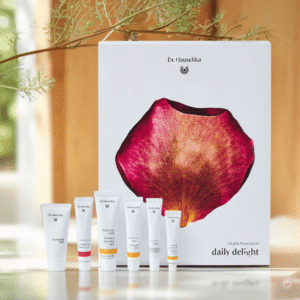 Dr Hauschka Adventskalender 2025 mit 24 Naturkosmetik‑Miniaturen für Gesicht, Körper und Make‑up in eleganter Geschenkbox.