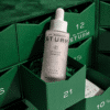 Dr. Barbara Sturm Adventskalender 2025 mit 24 luxuriösen Skincare‑Essentials in eleganter weiß‑goldener Geschenkbox.