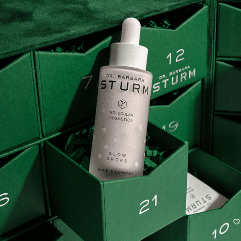Dr. Barbara Sturm Adventskalender 2025 mit 24 luxuriösen Skincare‑Essentials in eleganter weiß‑goldener Geschenkbox.