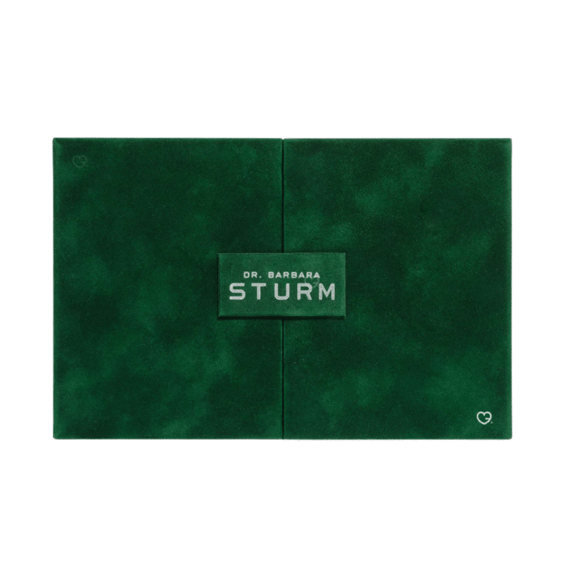 Dr. Barbara Sturm Adventskalender 2025 mit 24 luxuriösen Skincare‑Essentials in eleganter weiß‑goldener Geschenkbox.