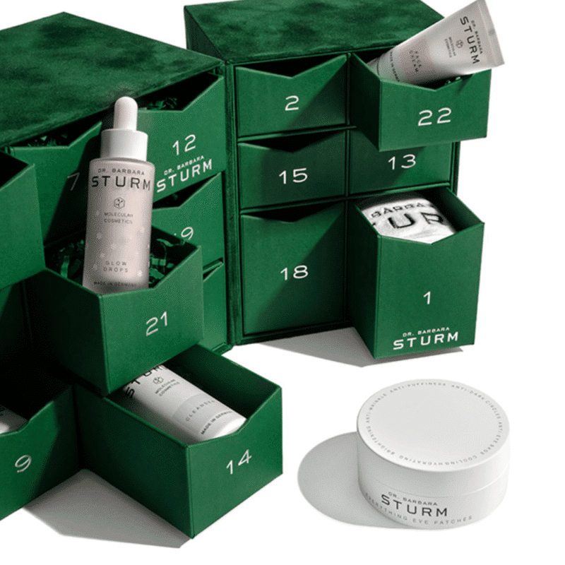 Dr. Barbara Sturm Adventskalender 2025 mit 24 luxuriösen Skincare‑Essentials in eleganter weiß‑goldener Geschenkbox.