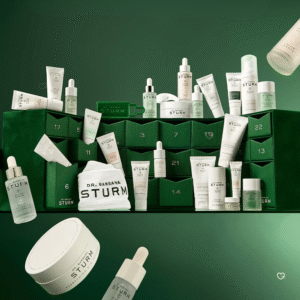 Dr. Barbara Sturm Adventskalender 2025 mit 24 luxuriösen Skincare‑Essentials in eleganter weiß‑goldener Geschenkbox.