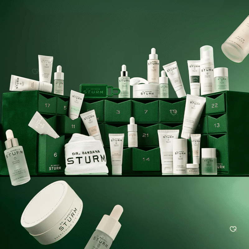 Dr. Barbara Sturm Adventskalender 2025 mit 24 luxuriösen Skincare‑Essentials in eleganter weiß‑goldener Geschenkbox.