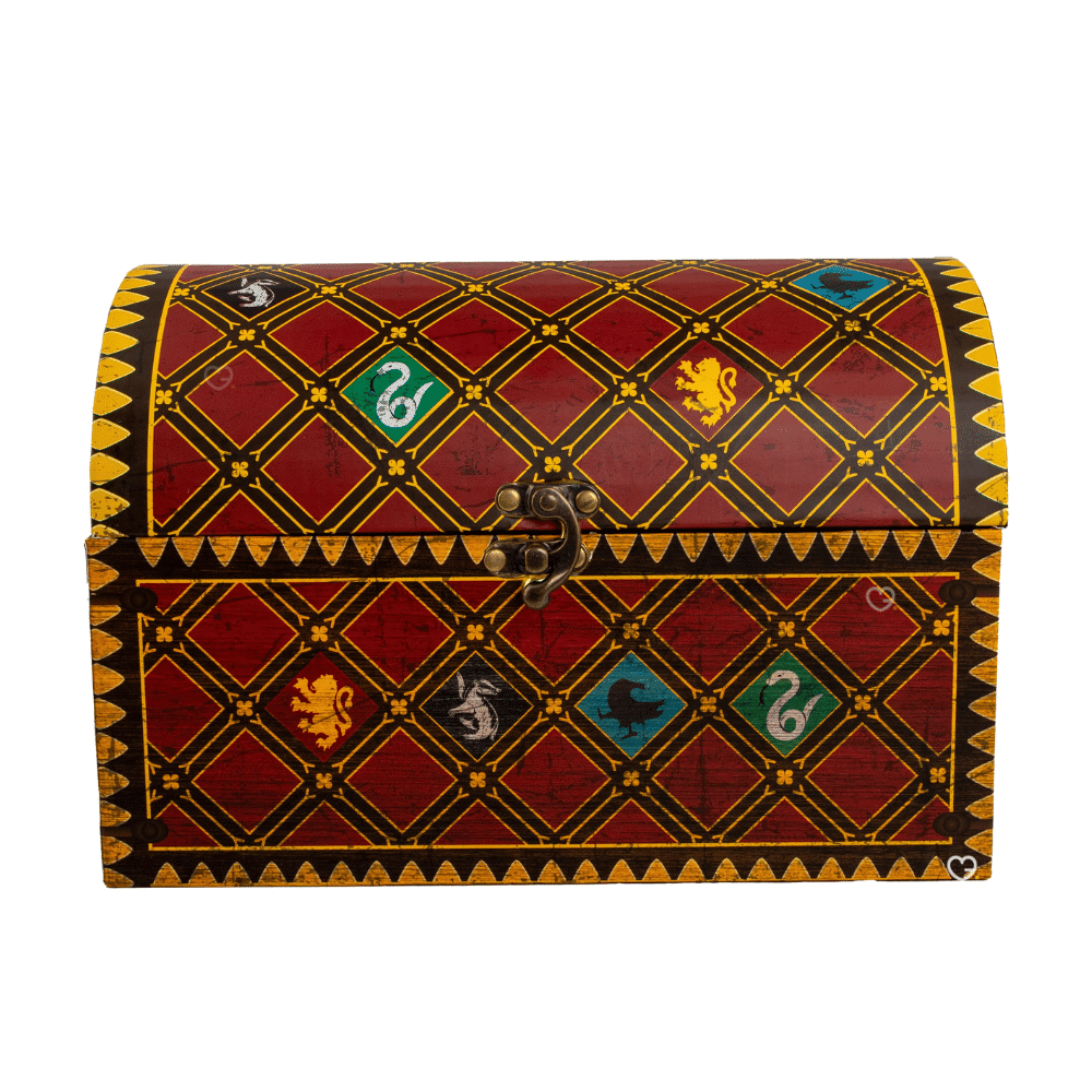 Harry Potter - Quidditch Adventskalender 2025 mit 24 magischen Fanartikeln wie Socken, Pins und Schmuck für Sammler:innen.