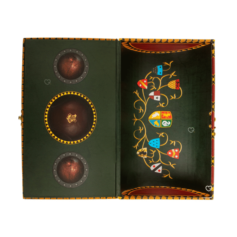 Harry Potter - Quidditch Adventskalender 2025 mit 24 magischen Fanartikeln wie Socken, Pins und Schmuck für Sammler:innen.