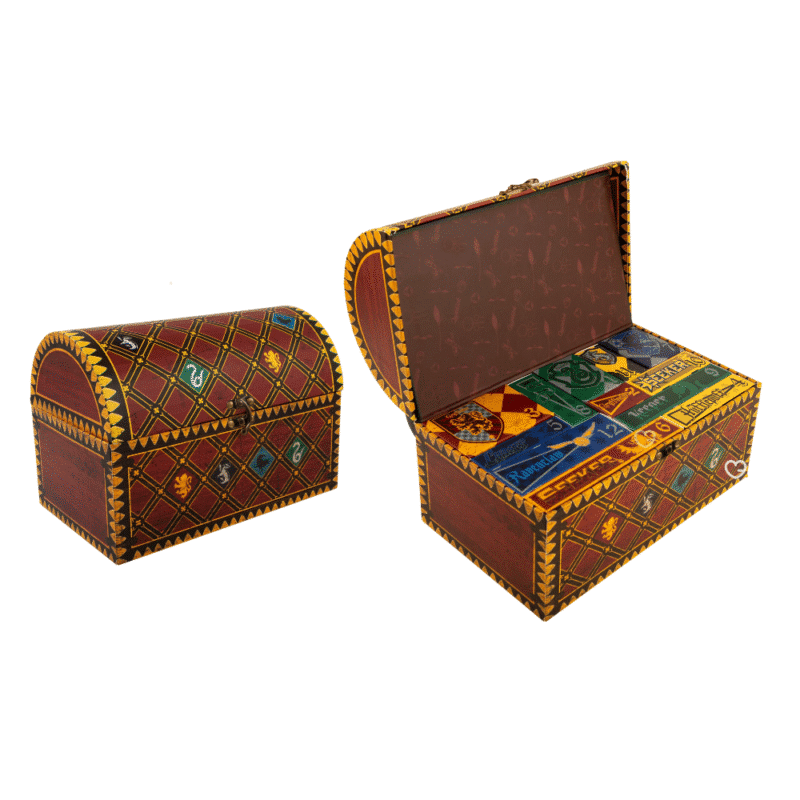 Harry Potter - Quidditch Adventskalender 2025 mit 24 magischen Fanartikeln wie Socken, Pins und Schmuck für Sammler:innen.