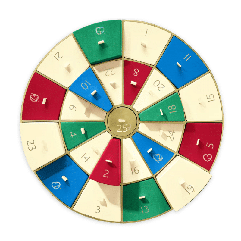 Jo Malone Adventskalender 2025 mit 25 luxuriösen Mini‑Düften, Kerzen und Pflege in eleganter creme‑goldener Geschenkbox.