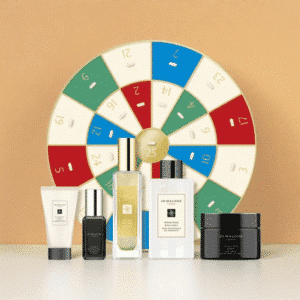 Jo Malone Adventskalender 2025 mit 25 luxuriösen Mini‑Düften, Kerzen und Pflege in eleganter creme‑goldener Geschenkbox.