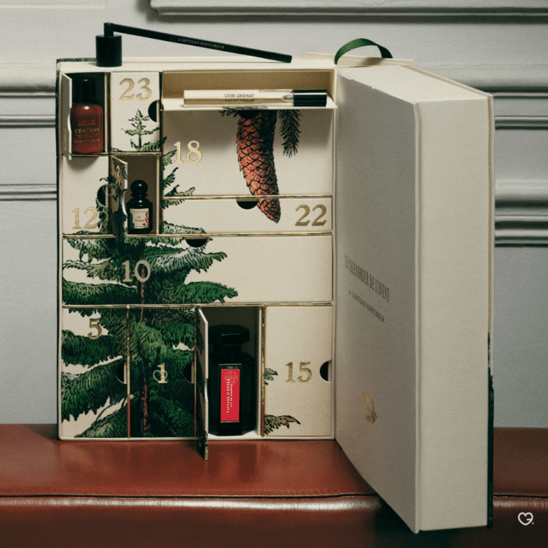 L'Artisan Parfumeur Adventskalender 2025 mit 24 luxuriösen Düften, Pflege und Accessoires in eleganter gold‑weißer Box.