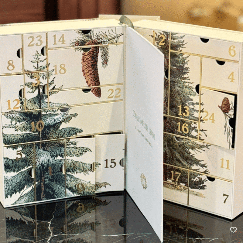 L'Artisan Parfumeur Adventskalender 2025 mit 24 luxuriösen Düften, Pflege und Accessoires in eleganter gold‑weißer Box.