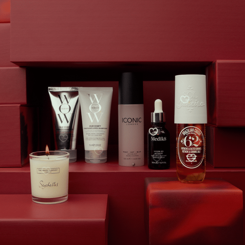 Dr Hauschka Adventskalender 2025 mit 24 Naturkosmetik‑Miniaturen für Gesicht, Körper und Make‑up in eleganter Geschenkbox.
