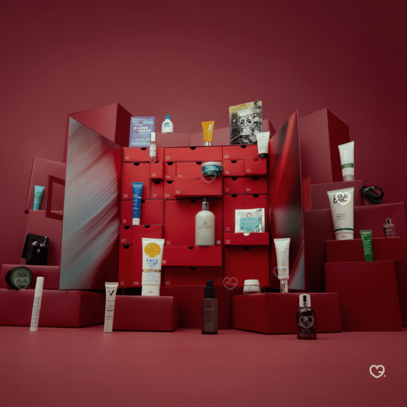 Dr Hauschka Adventskalender 2025 mit 24 Naturkosmetik‑Miniaturen für Gesicht, Körper und Make‑up in eleganter Geschenkbox.