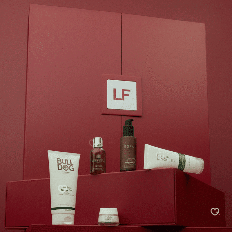 Dr Hauschka Adventskalender 2025 mit 24 Naturkosmetik‑Miniaturen für Gesicht, Körper und Make‑up in eleganter Geschenkbox.