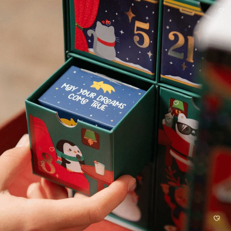 Legami Adventskalender 2025 mit 24 Papeterie-Überraschungen, farbenfrohes Design für kreative Kinder.