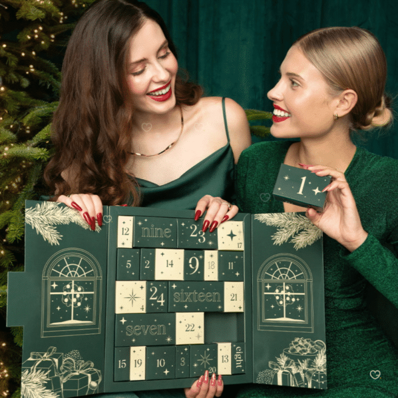 NÉONAIL Adventskalender 2025 mit 24 Nagel-Highlights, UV-Lacken und Nail-Art in festlicher Box für stilvolle Maniküre.