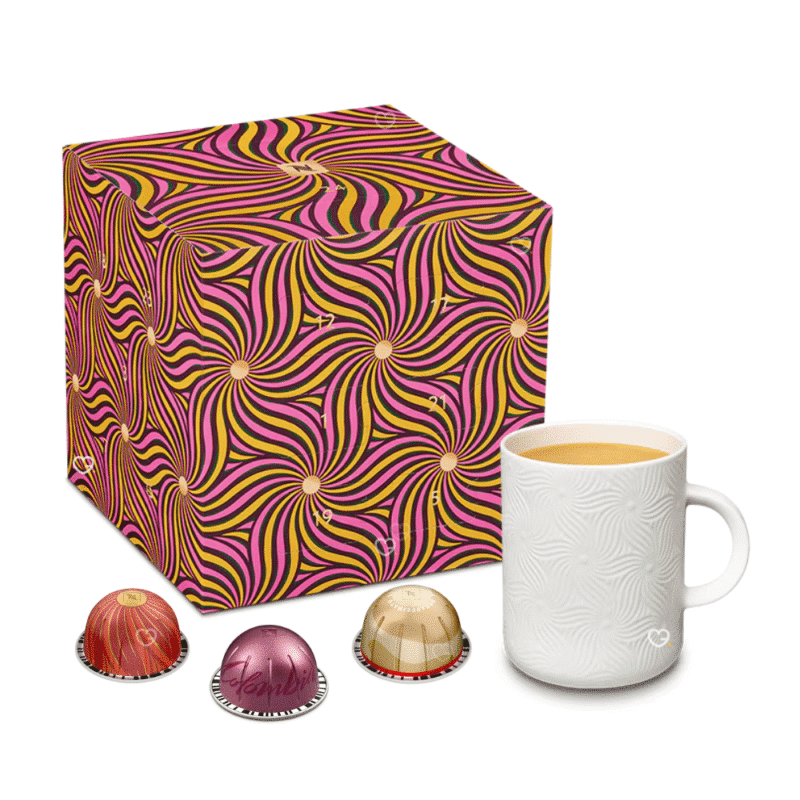 Nespresso Vertuo Adventskalender 2025 mit 24 Kaffeekapseln und limitierter Porzellantasse in festlicher Geschenkbox.
