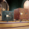 Nespresso Vertuo Adventskalender 2025 mit 24 Kaffeekapseln und limitierter Porzellantasse in festlicher Geschenkbox.