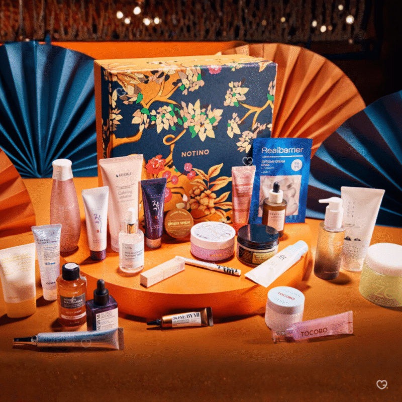 Notino KBeauty Adventskalender 2025 in rosa-goldener Box mit 24 koreanischen Pflege- und Make-up-Highlights im Premiumdesign.