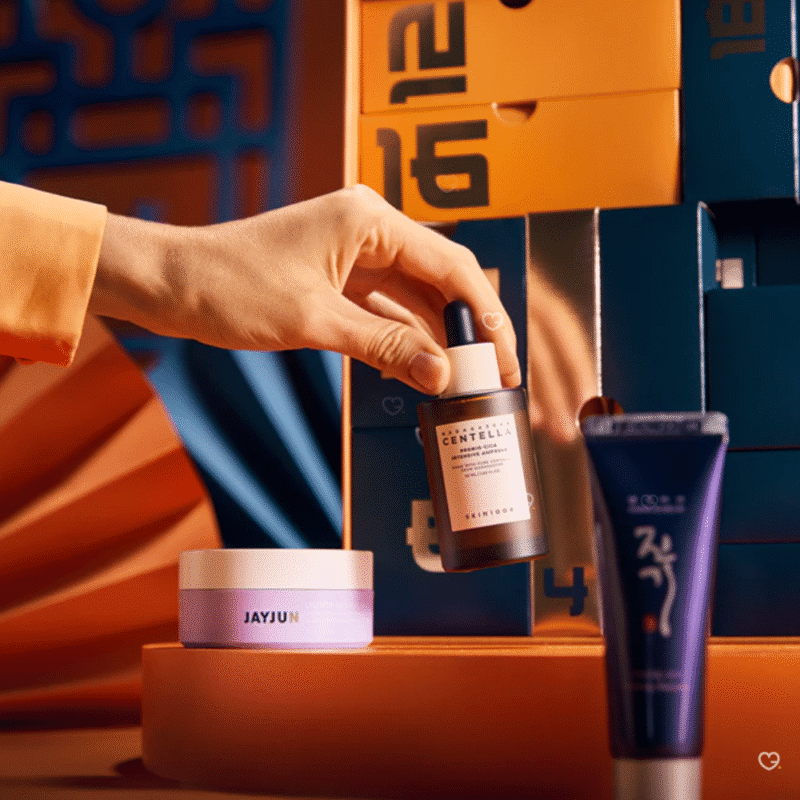 Notino KBeauty Adventskalender 2025 in rosa-goldener Box mit 24 koreanischen Pflege- und Make-up-Highlights im Premiumdesign.