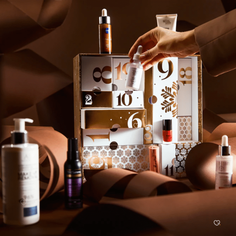 Notino Adventskalender 2025 für Damen mit 24 Beauty-Überraschungen aus Pflege, Make-up, Parfum und Haarpflege in edler Box.