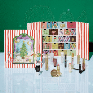 Sisley Adventskalender 2025 mit 25 luxuriösen Miniaturen aus Pflege, Make-up und Duft in eleganter gold‑weißer Box.