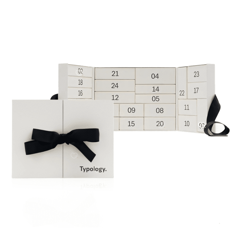 Typology Adventskalender 2025 mit 24 natürlichen Pflegeprodukten für Gesicht, Augen, Lippen, Haare und Körper in minimalistischer Box.