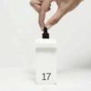 Typology Adventskalender 2025 mit 24 natürlichen Pflegeprodukten für Gesicht, Augen, Lippen, Haare und Körper in minimalistischer Box.