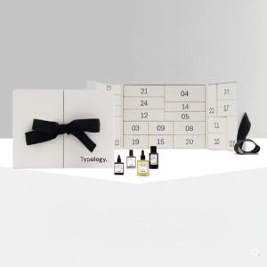Typology Adventskalender 2025 mit 24 natürlichen Pflegeprodukten für Gesicht, Augen, Lippen, Haare und Körper in minimalistischer Box.