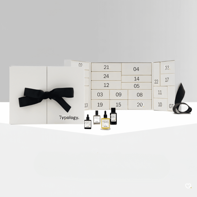 Typology Adventskalender 2025 mit 24 natürlichen Pflegeprodukten für Gesicht, Augen, Lippen, Haare und Körper in minimalistischer Box.